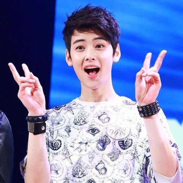 Behind-the-scenes cut of Cha Eunwoo