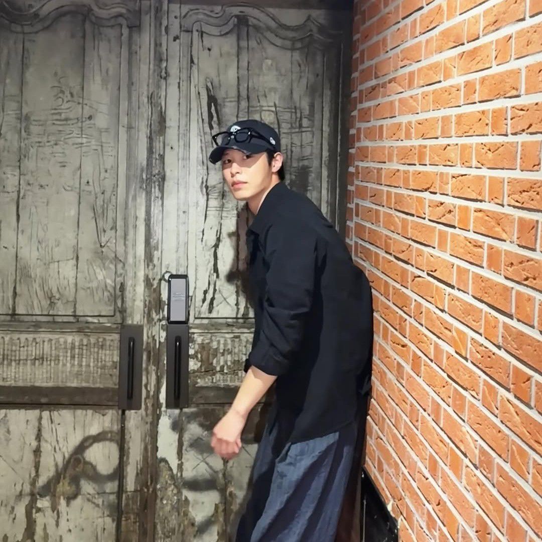 A moment captured by a fan of Lee Jaewook