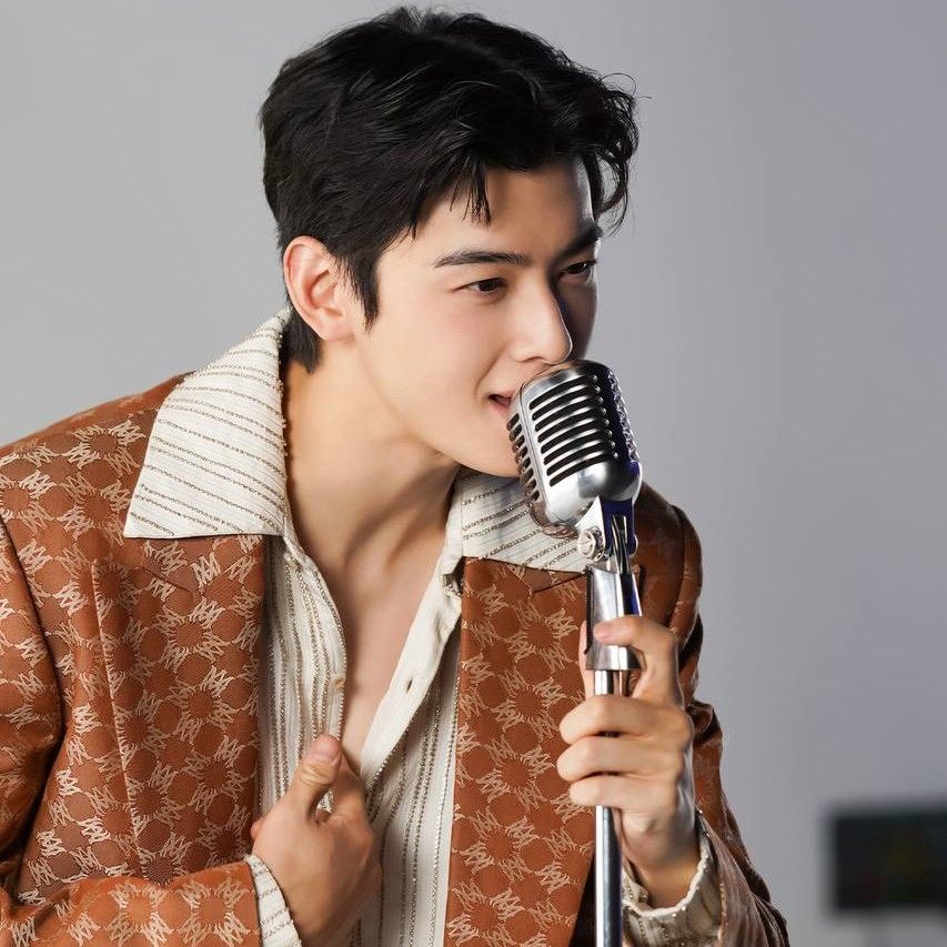 Behind-the-scenes cut of Cha Eunwoo