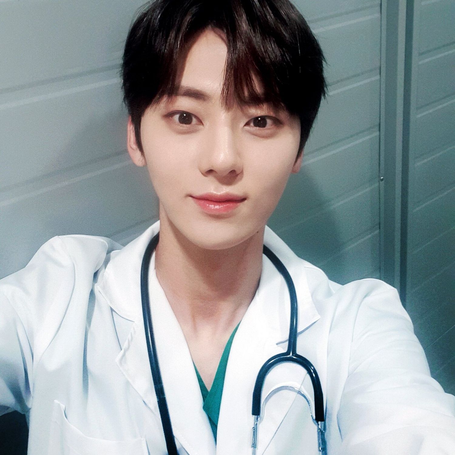 Behind-the-scenes cut of Hwang Minhyun