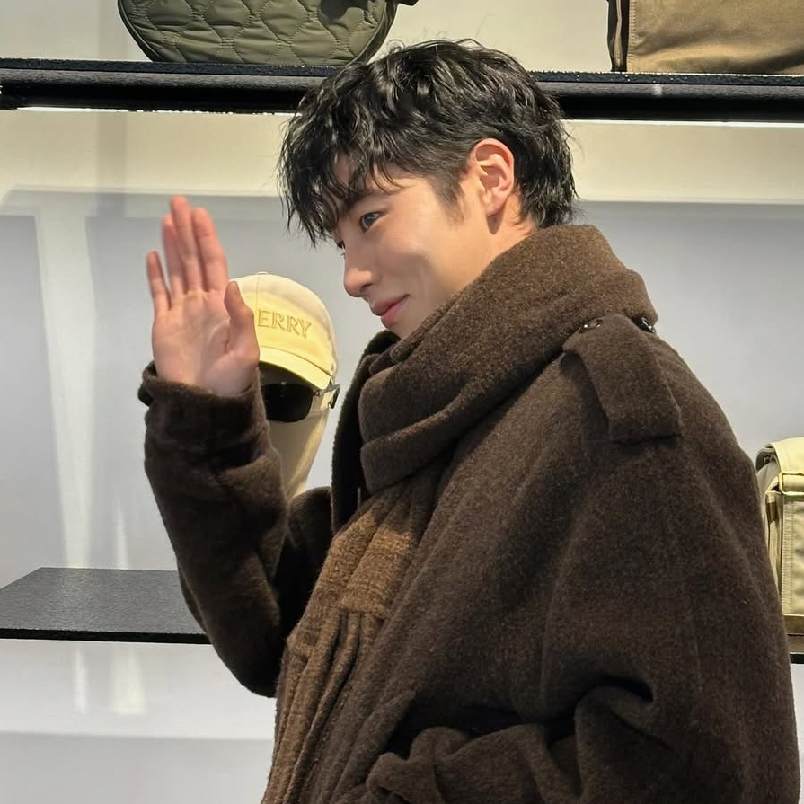 A moment captured by a fan of Lee Jaewook