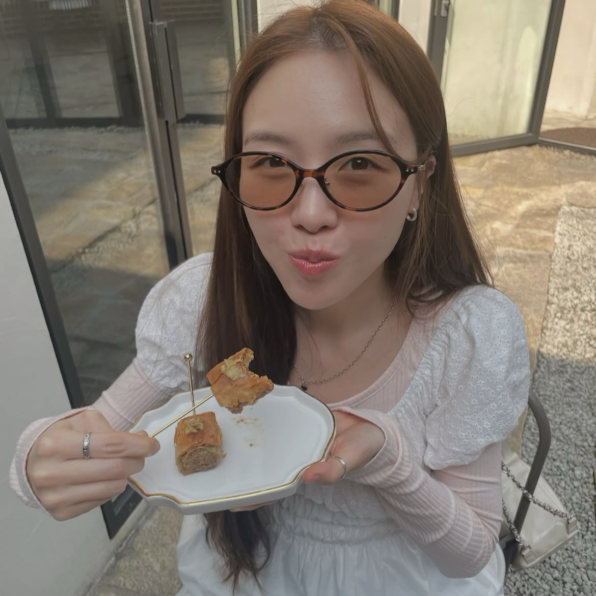 Behind-the-scenes cut of Minah