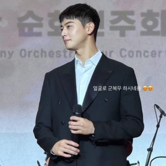 A moment captured by a fan of Cha Eunwoo