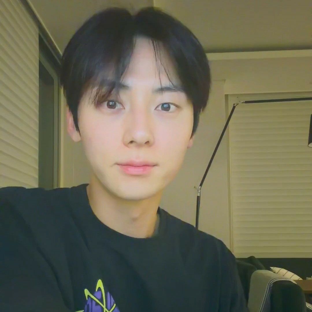 A moment captured by a fan of Hwang Minhyun