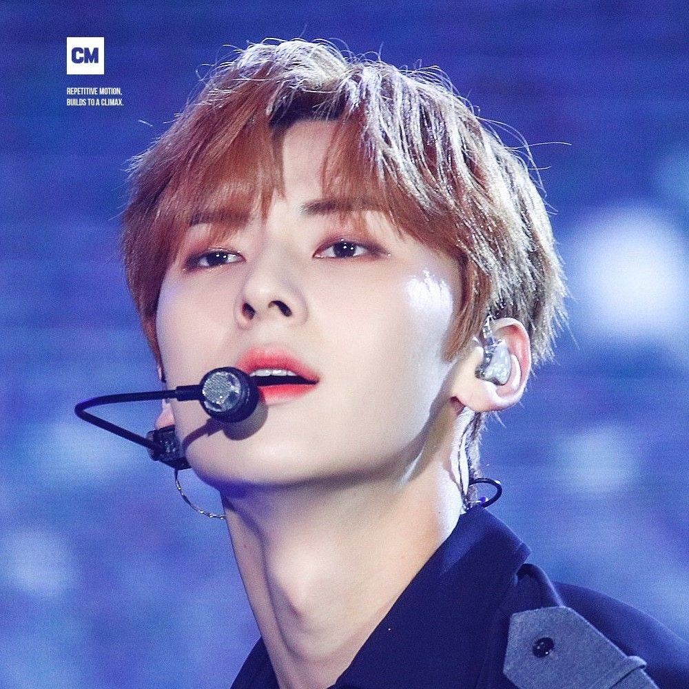 A moment captured by a fan of Hwang Minhyun