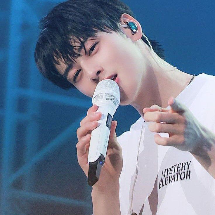 Recent activity shot of Cha Eunwoo