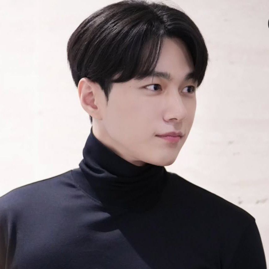 Behind-the-scenes cut of Kim Myungsoo (L)