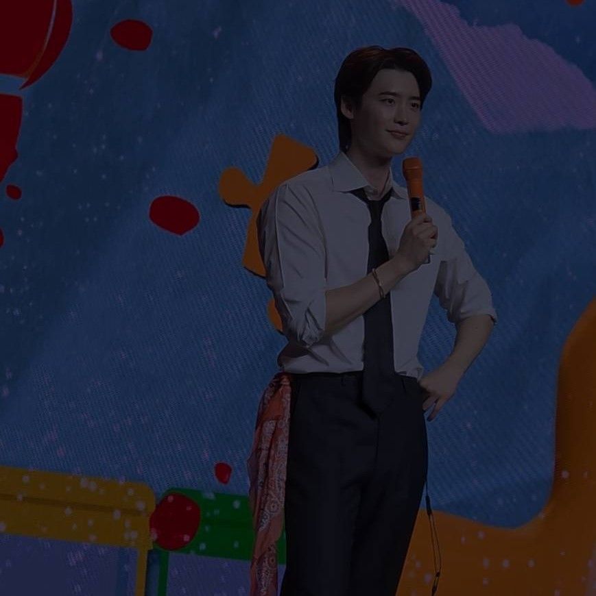 A moment captured by a fan of Lee Jongsuk