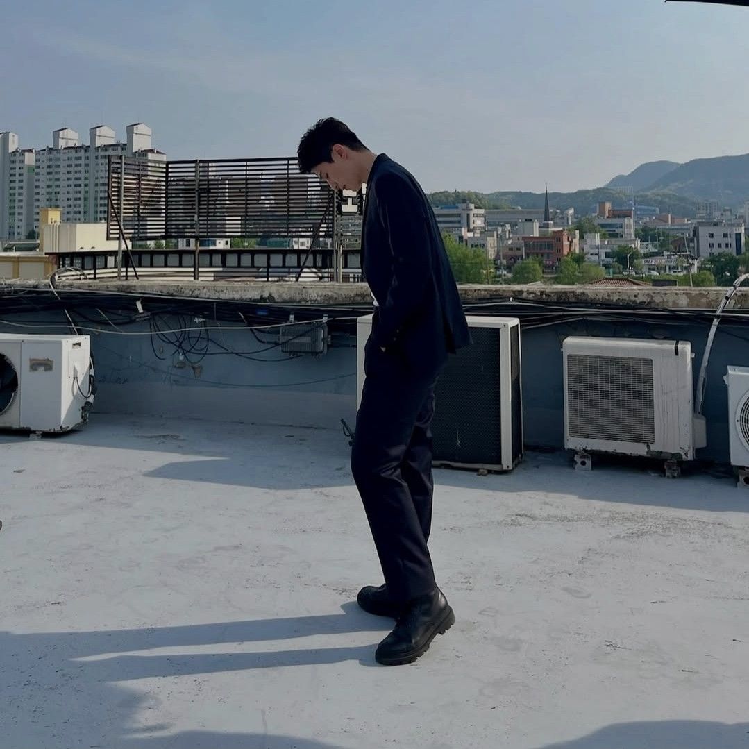 Behind-the-scenes cut of Lee Dongwook