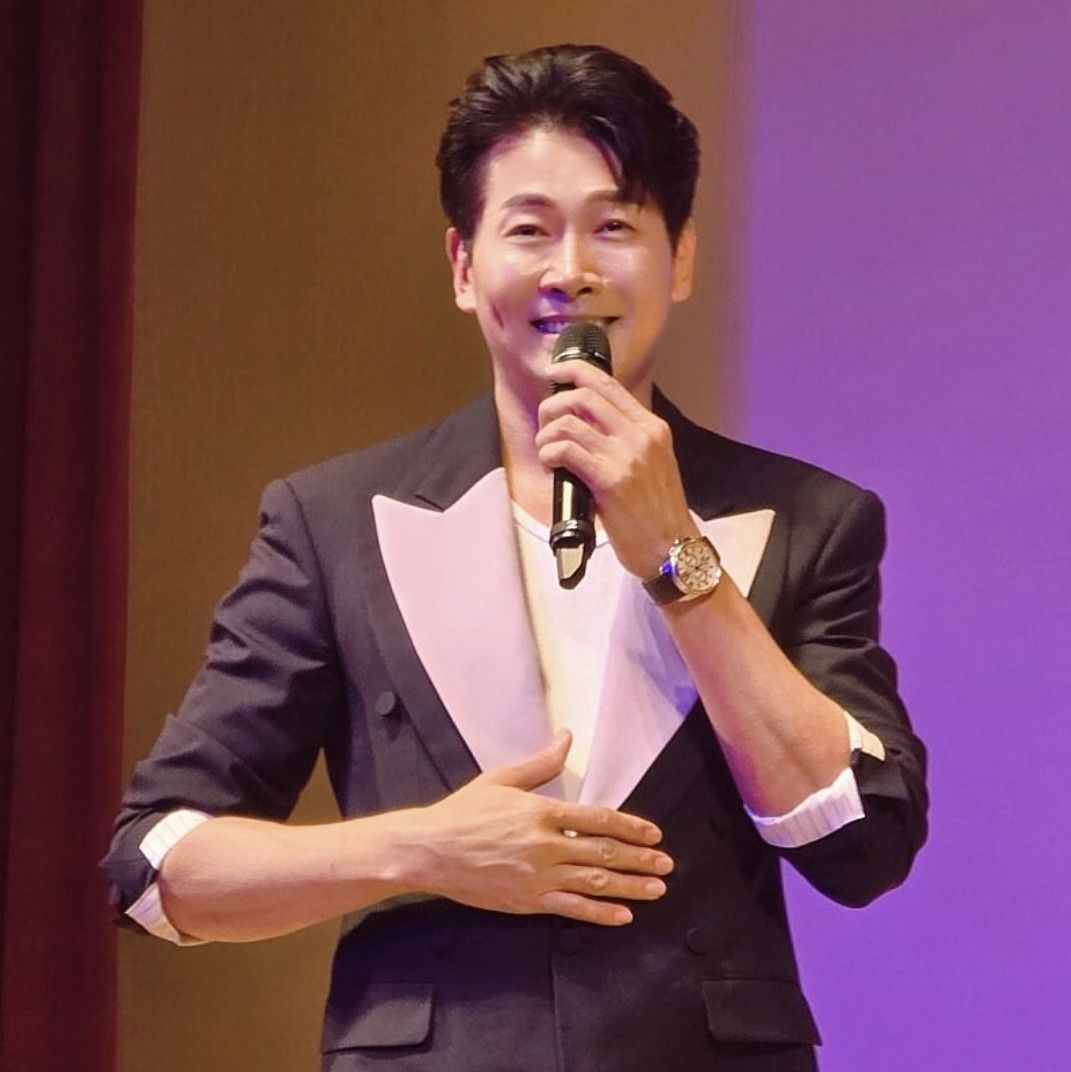A moment captured by a fan of Kim Yongpil