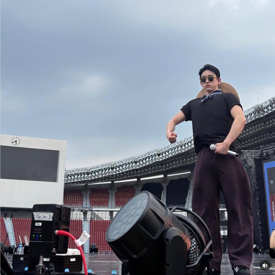 Behind-the-scenes cut of Park Jinyoung