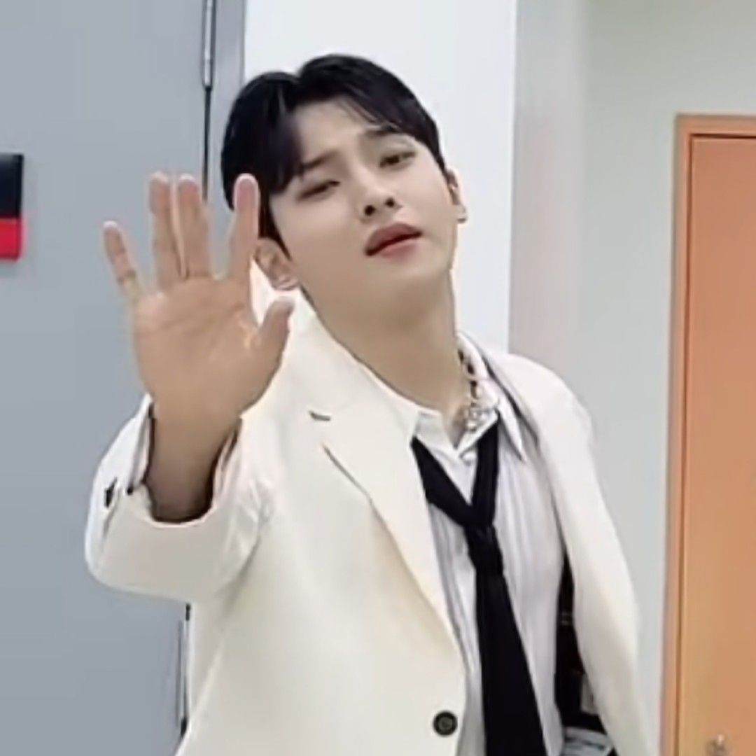 A moment captured by a fan of Seong Ri