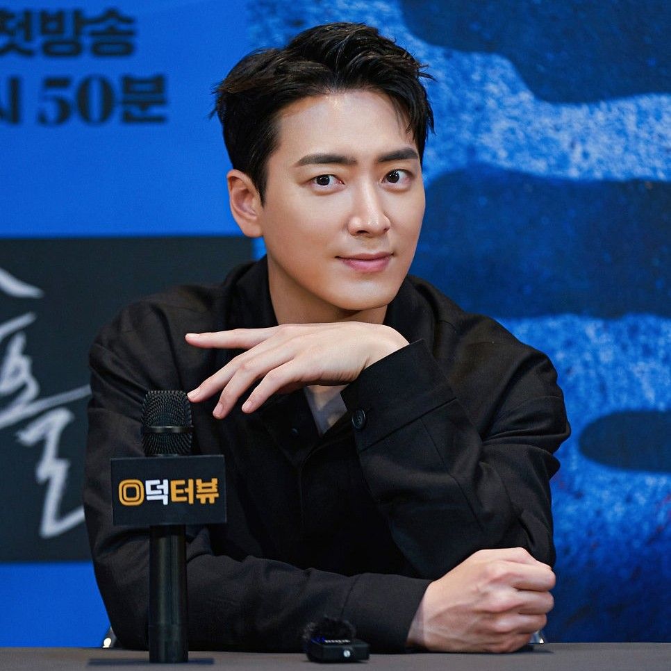 Behind-the-scenes cut of Lee Joonhyuk
