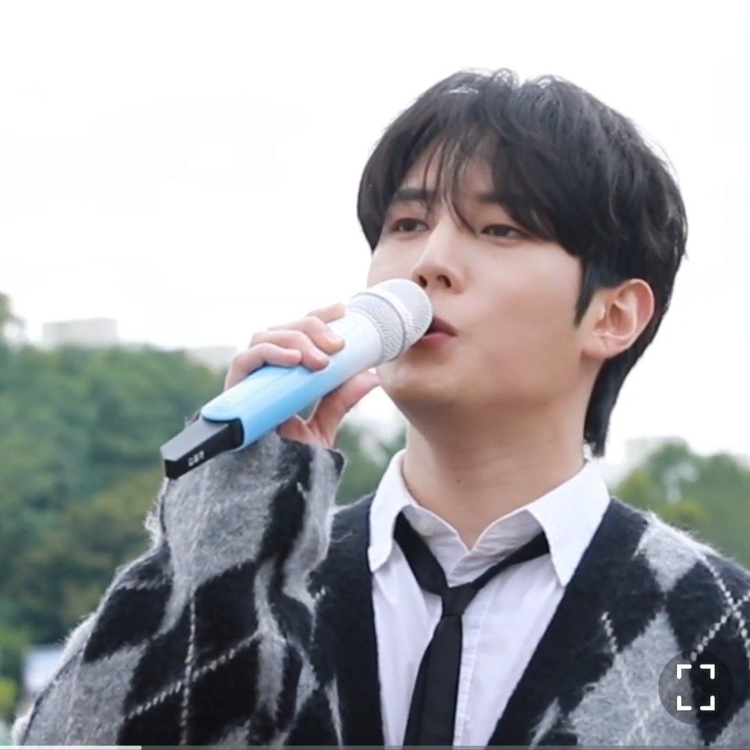 粉絲拍下的金俊賢瞬間