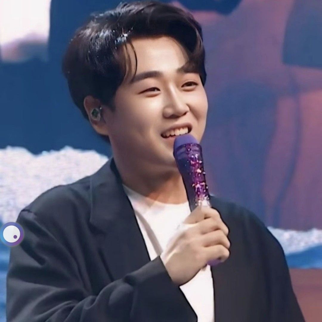 A moment captured by a fan of Hwang Youngwoong