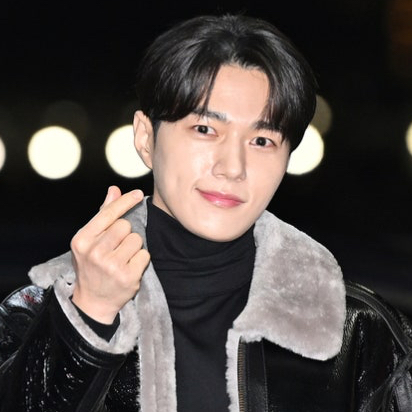 Behind-the-scenes cut of Kim Myungsoo (L)