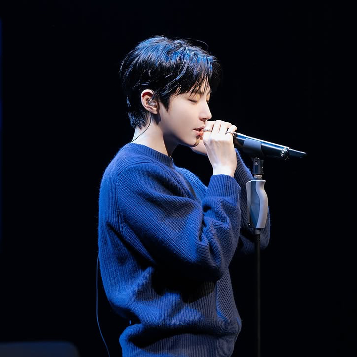 A moment captured by a fan of Hwang Inyoup
