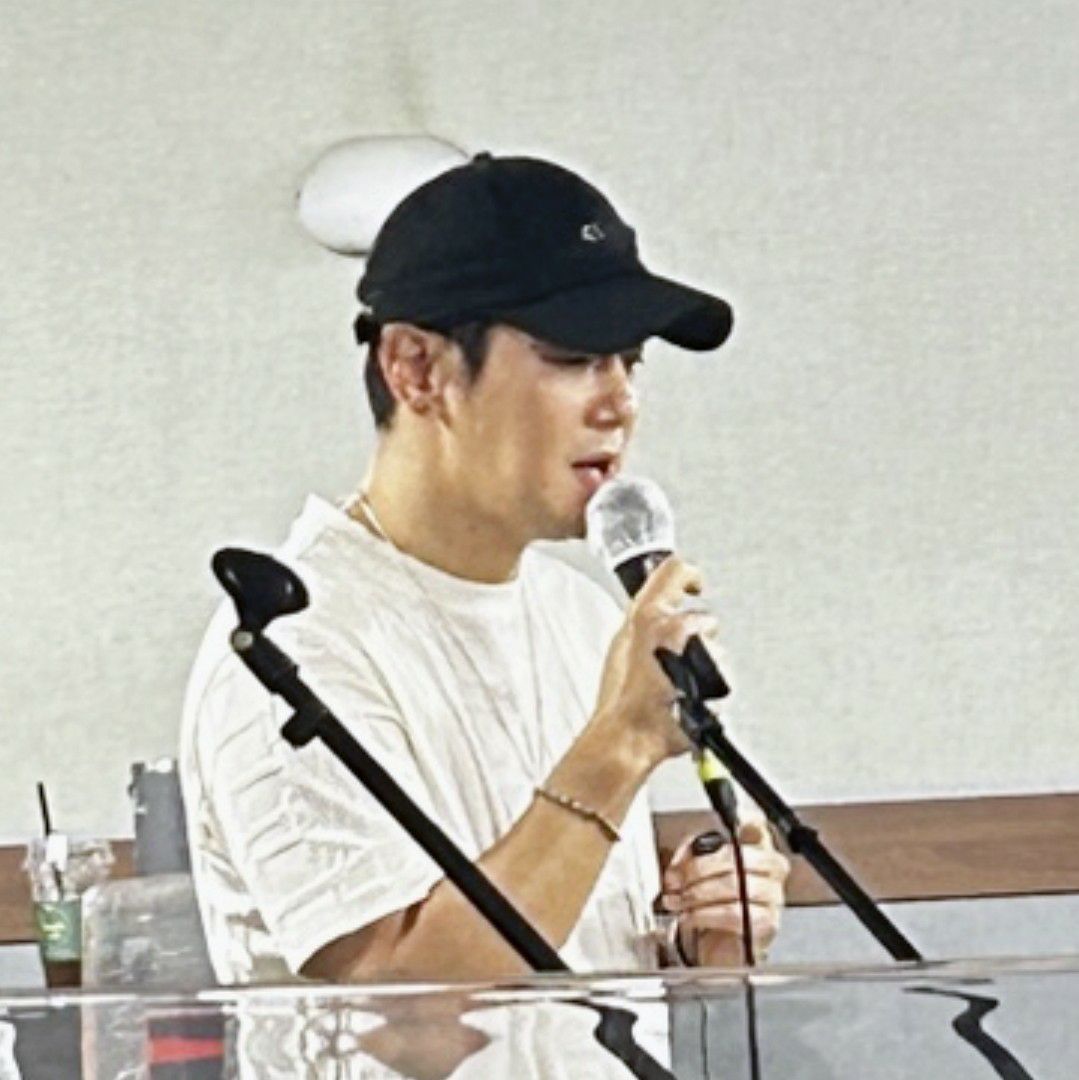 A moment captured by a fan of Hwanhee
