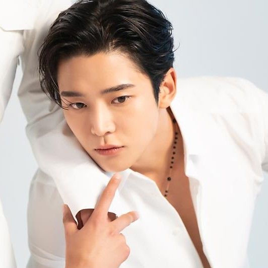 Behind-the-scenes cut of Rowoon