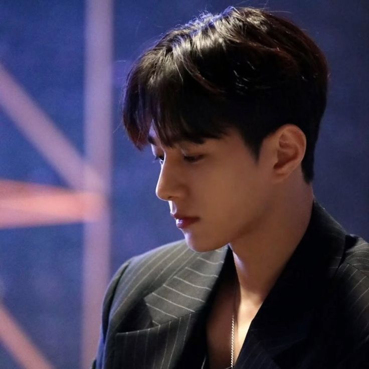 Behind-the-scenes cut of Kim Myungsoo (L)