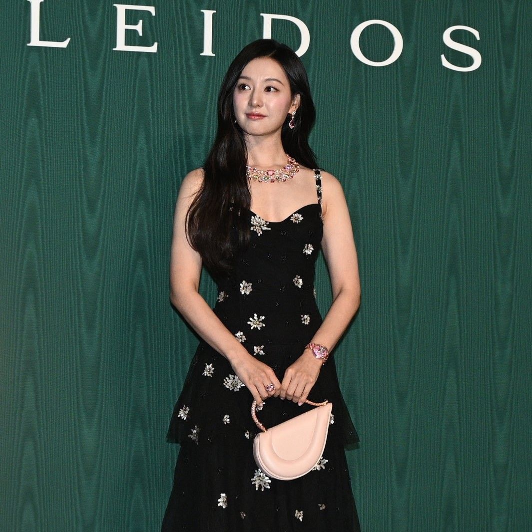 Behind-the-scenes cut of Kim Jiwon