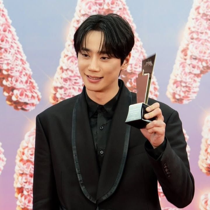 Behind-the-scenes cut of Lee Junyoung