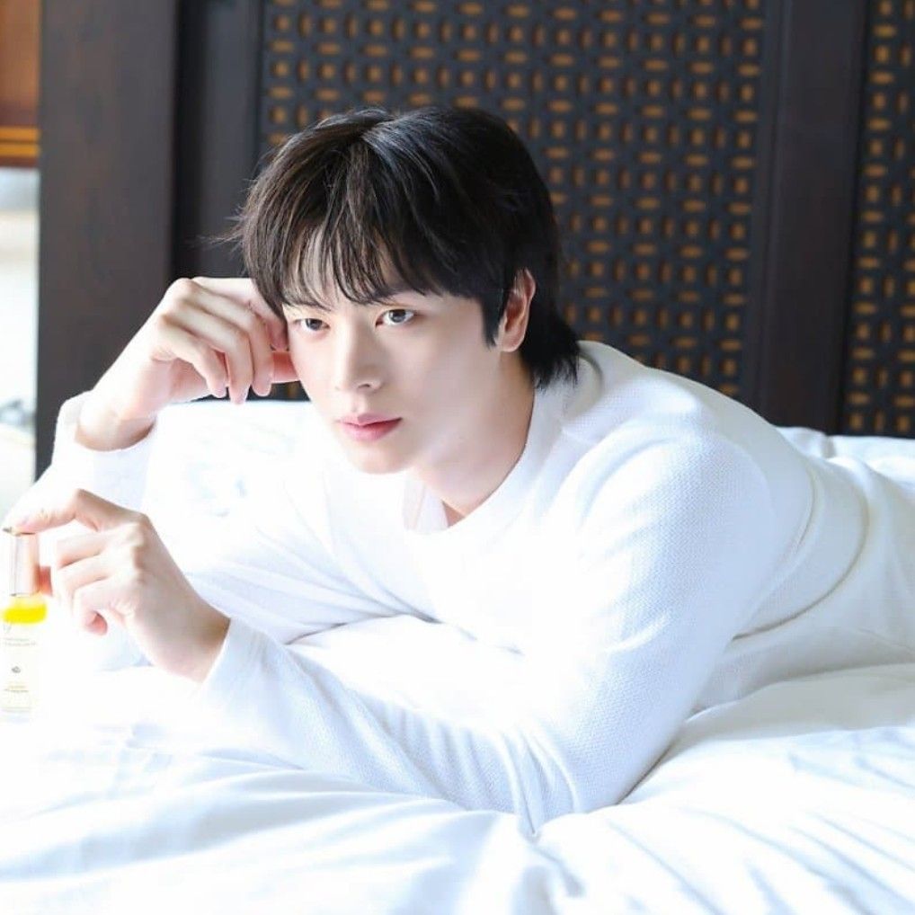 Latest photo of Yook Sungjae