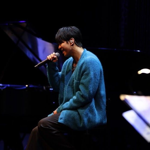 A moment captured by a fan of Lee Seunggi