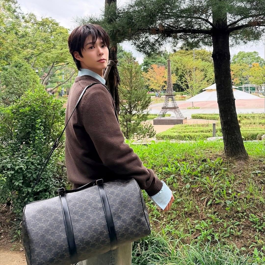 A moment captured by a fan of Park Bogum