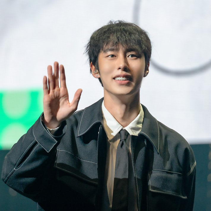 Behind-the-scenes cut of Lee Jaewook