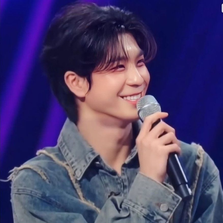 A moment captured by a fan of Jeong Dongwon