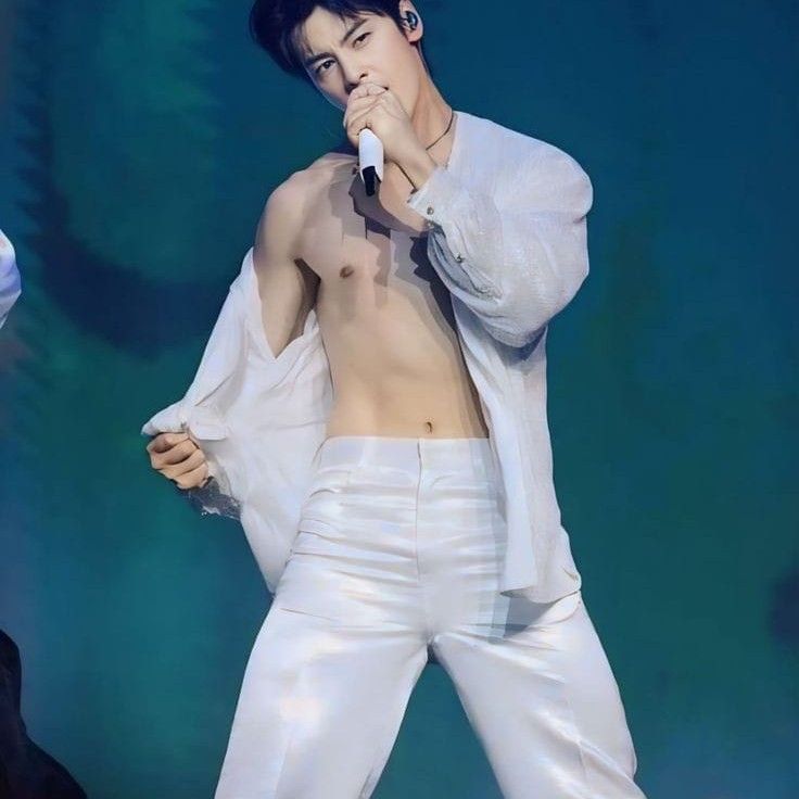 Behind-the-scenes cut of Cha Eunwoo