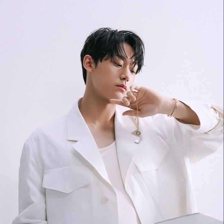 Behind-the-scenes cut of Lee Dohyun