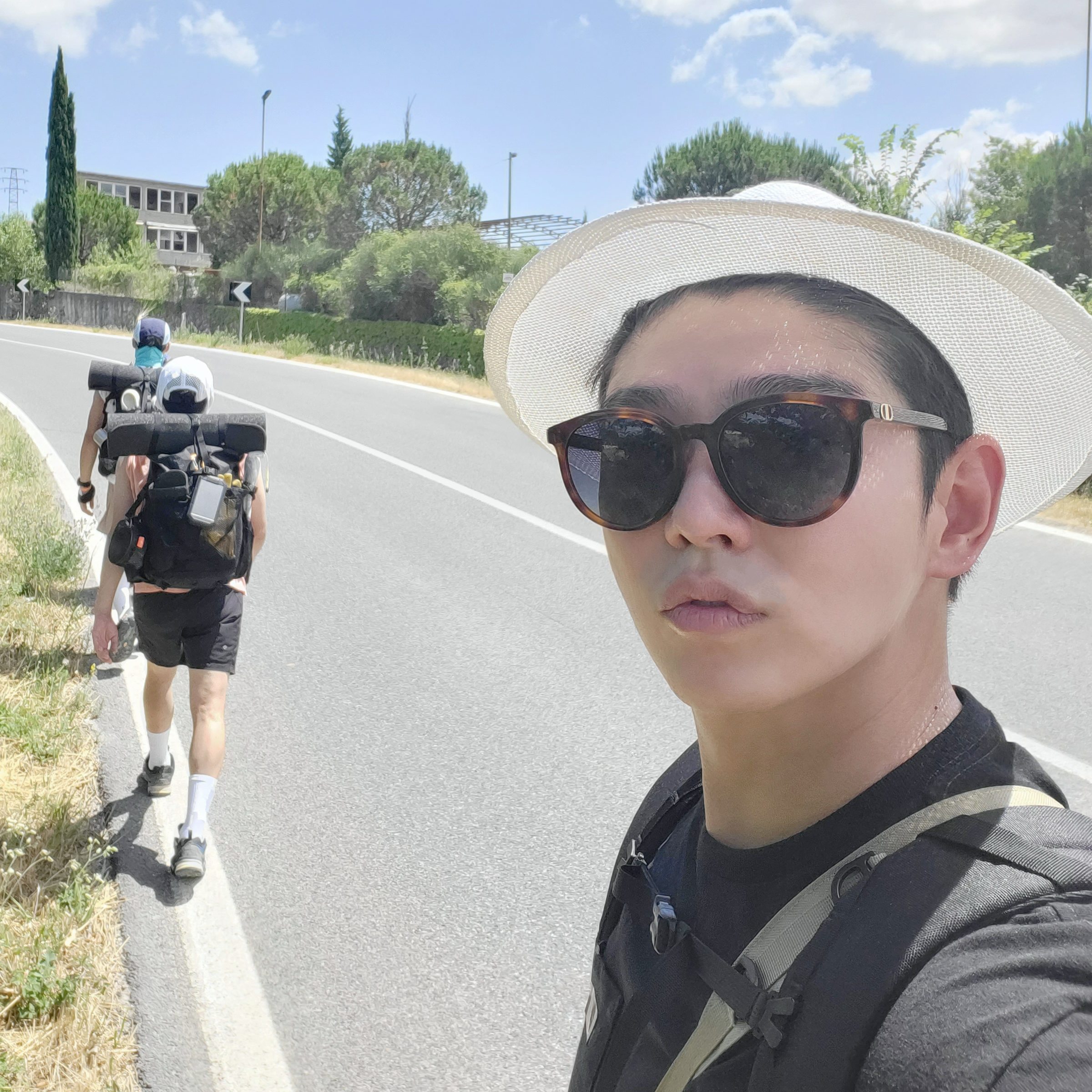 A moment captured by a fan of Yoon Kyunsang