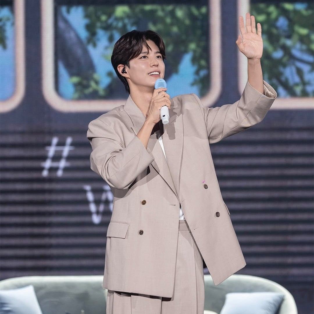 A moment captured by a fan of Park Bogum