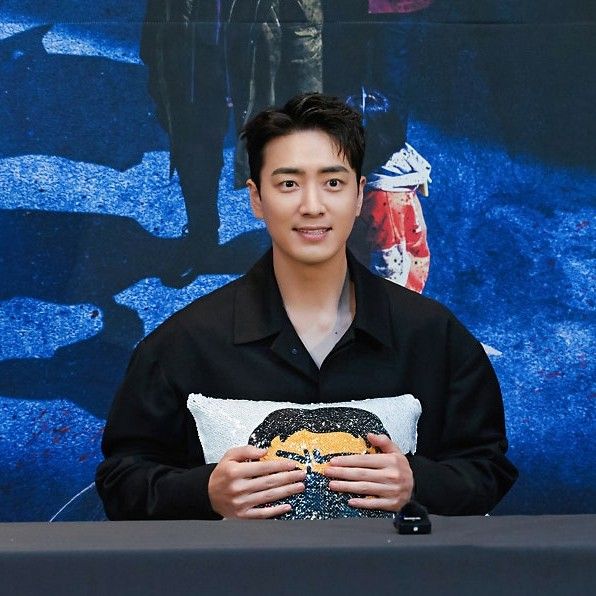 Behind-the-scenes cut of Lee Joonhyuk