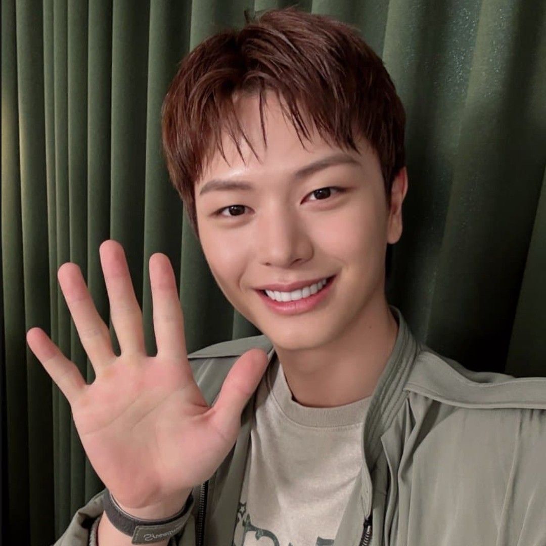 A moment captured by a fan of Yook Sungjae