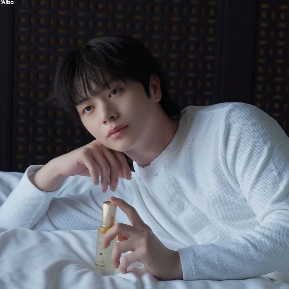 A moment captured by a fan of Yook Sungjae