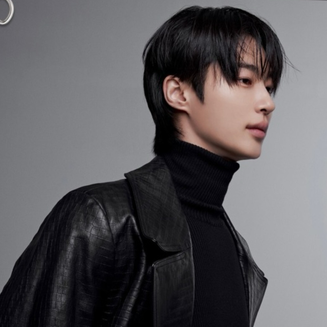 边佑锡的最新照片