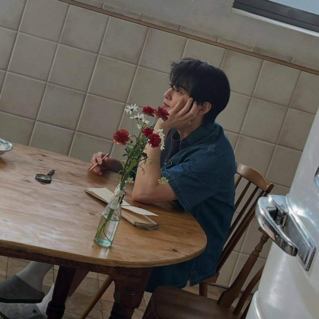 Behind-the-scenes cut of Cha Eunwoo