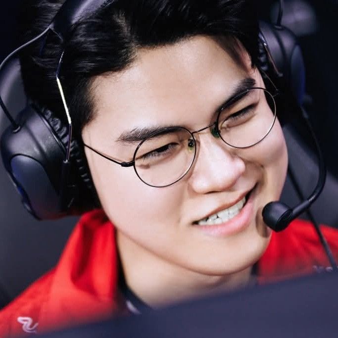 Behind-the-scenes cut of Gumayusi