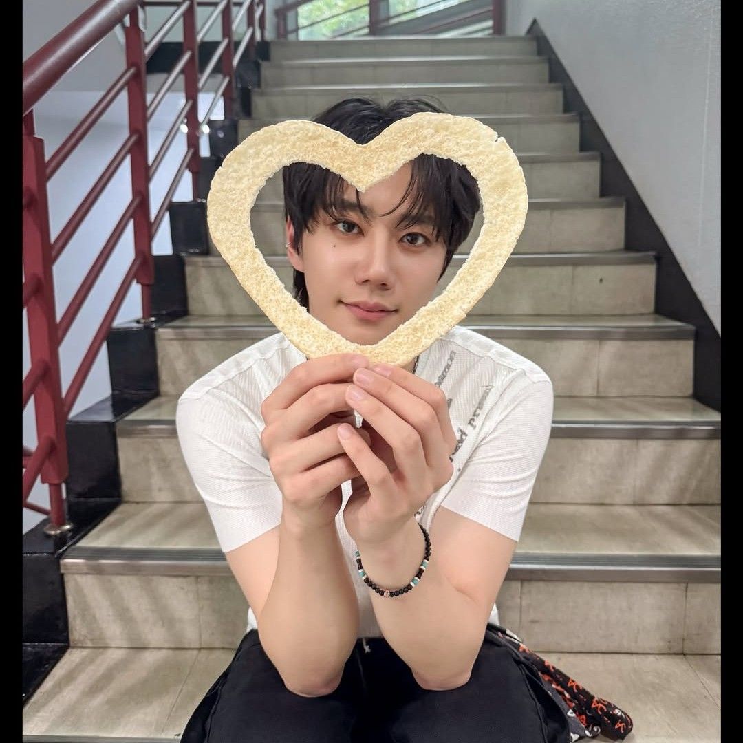 Behind-the-scenes cut of Lee Junyoung