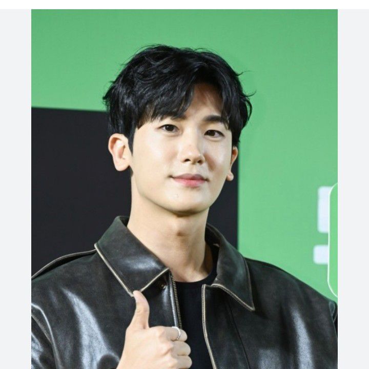 Behind-the-scenes cut of Park Hyungsik
