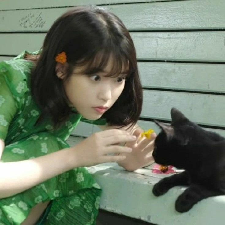 Behind-the-scenes cut of IU
