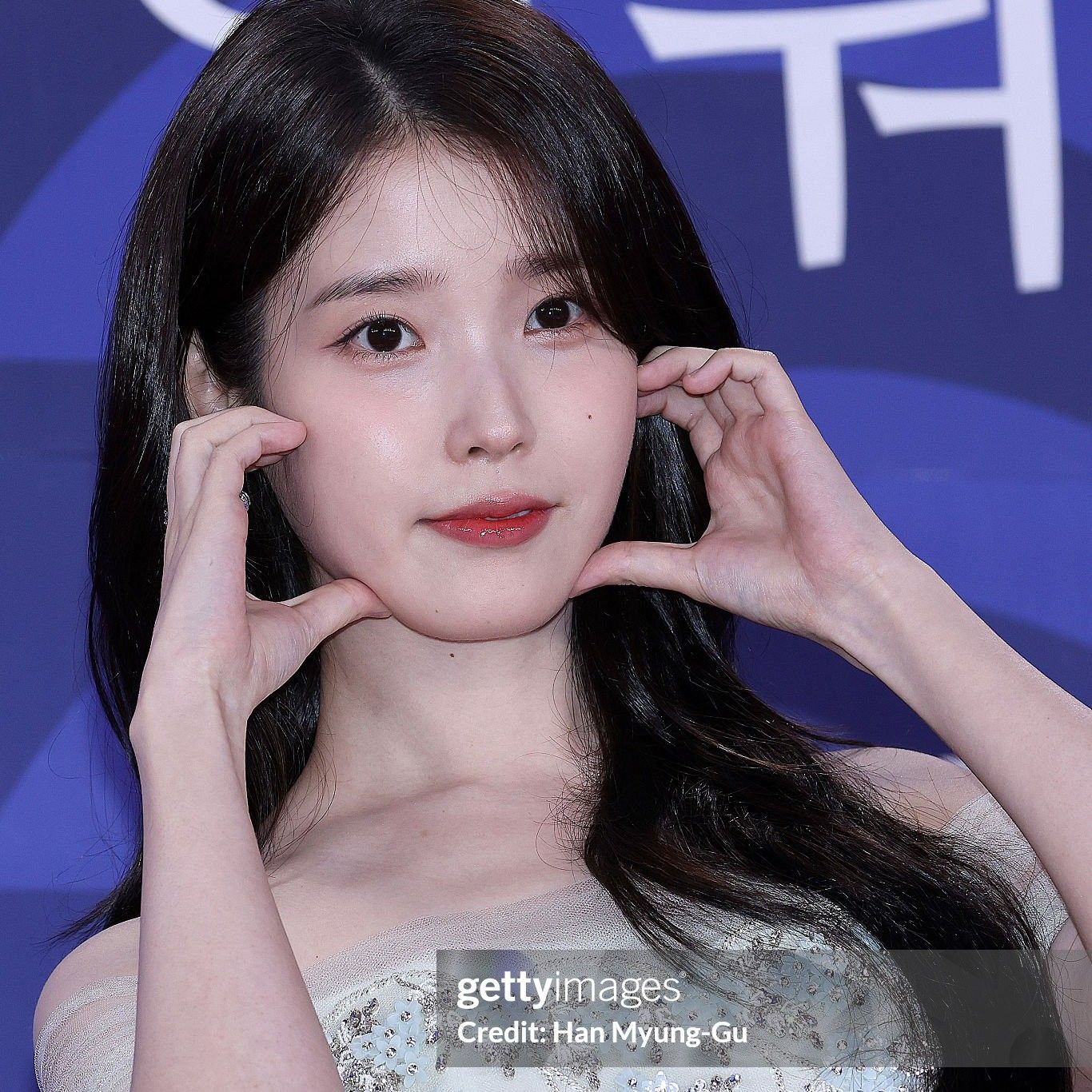 Cuplikan di balik layar dari IU