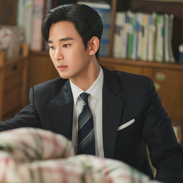 粉丝拍下的金秀贤瞬间