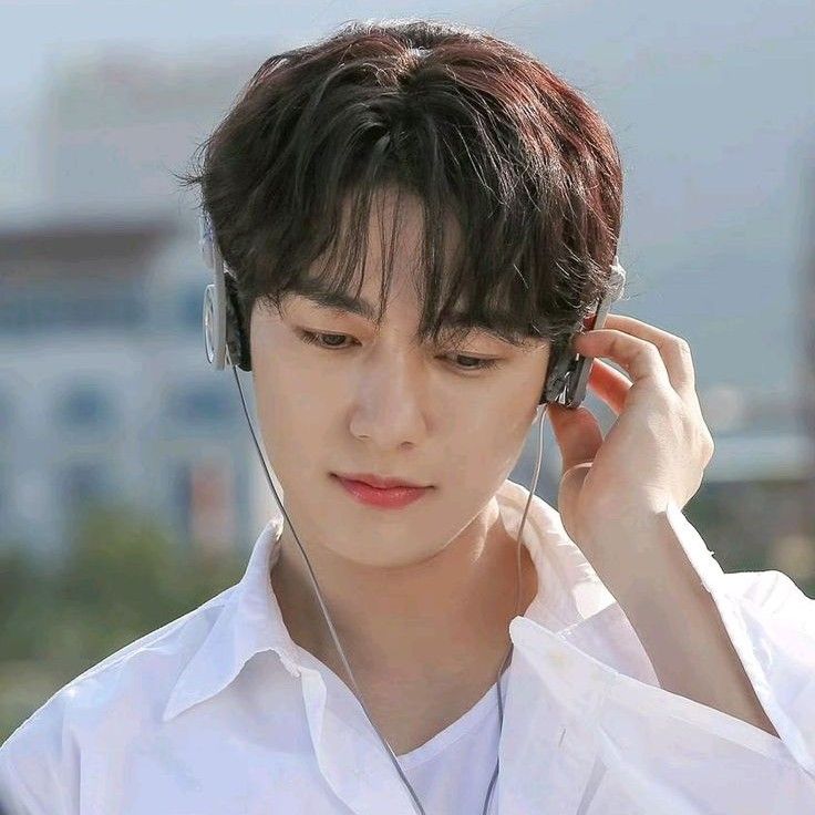 Behind-the-scenes cut of Kim Myungsoo (L)