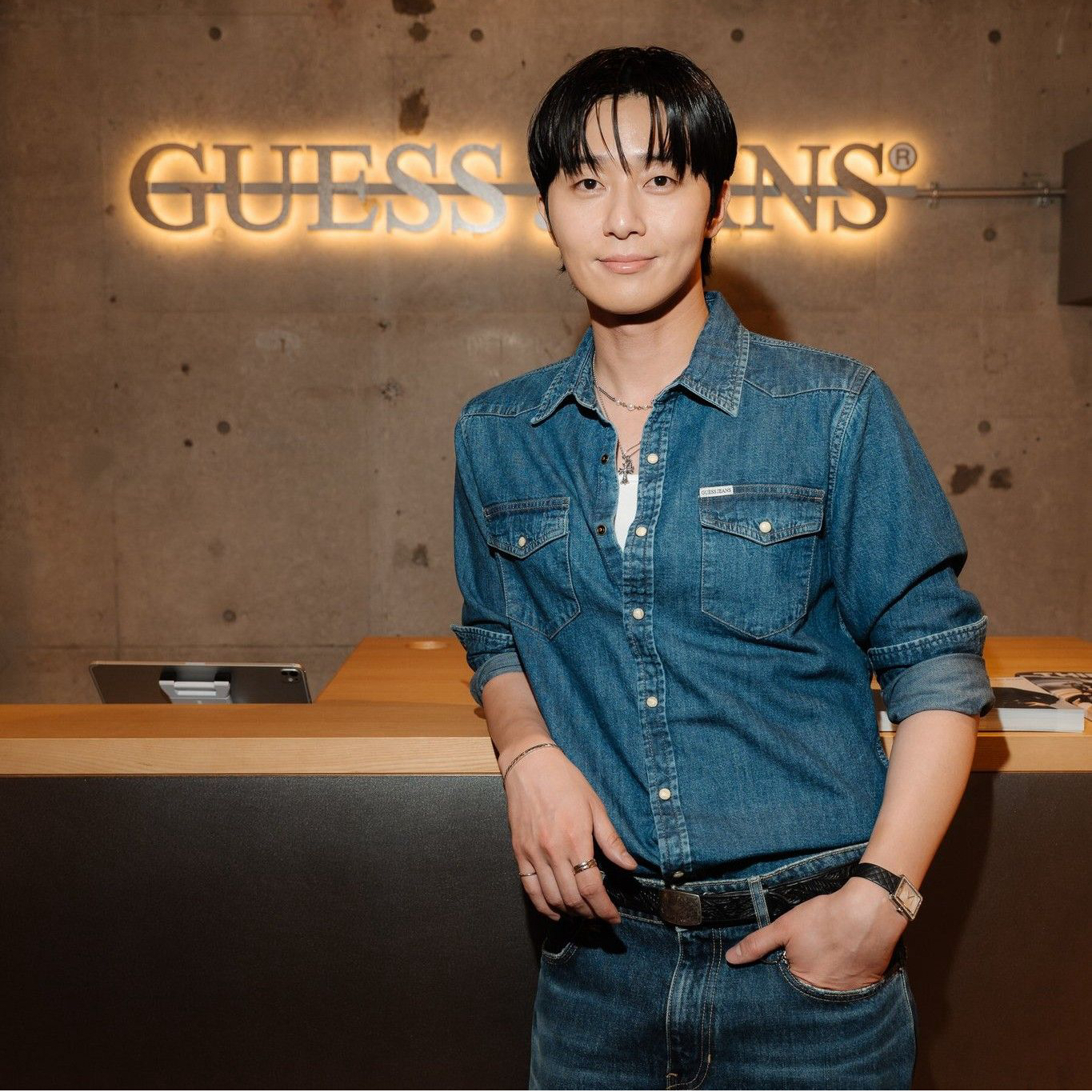 A moment captured by a fan of Park Seojoon