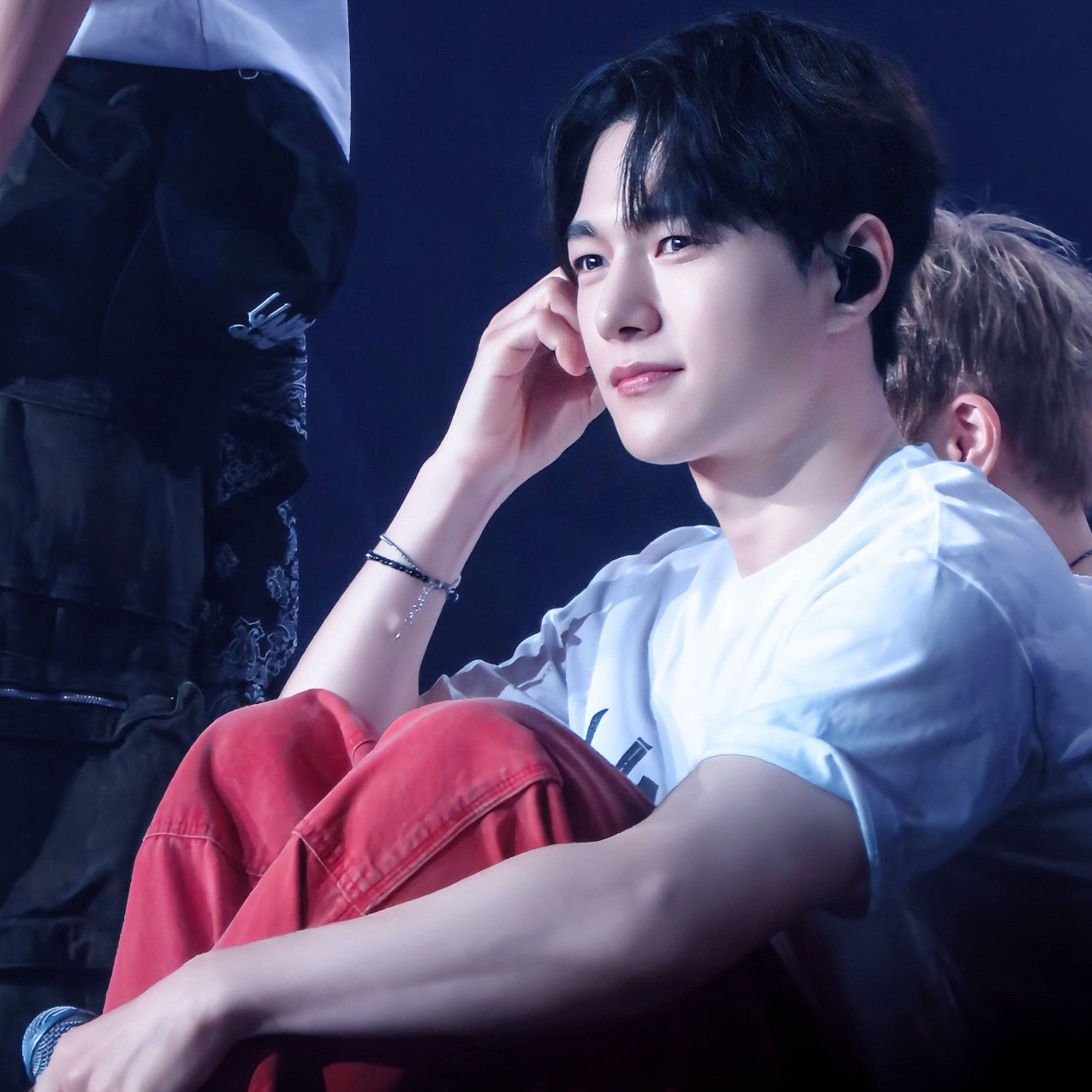 A moment captured by a fan of Kim Myungsoo (L)