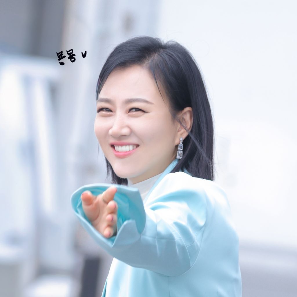 A moment captured by a fan of Jang Yoonjeong